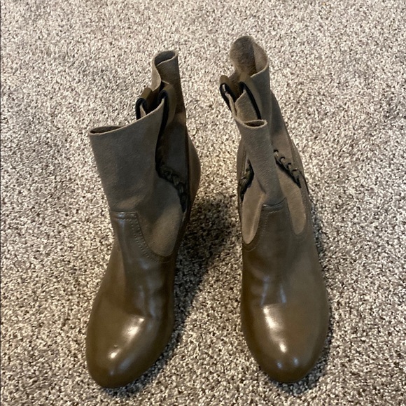 Jessica Simpson Green Ankle Booties with Chelsea Design - Picture 2 of 10